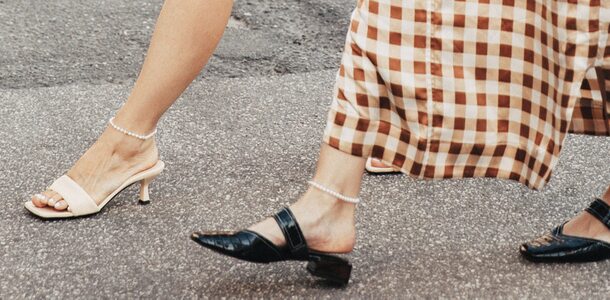 Браслет на ногу: зачем и как его носить