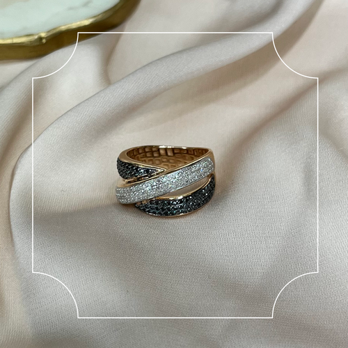 Кольцо с бесцветными и черными бриллиантами из золота 585 пробы