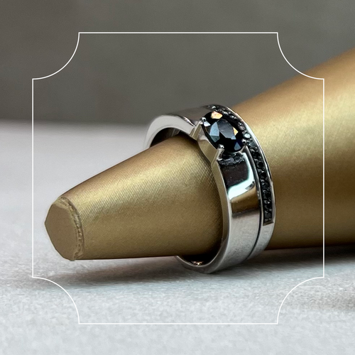 Кольцо с сапфиром и черными бриллиантами из белого золота 585 пробы