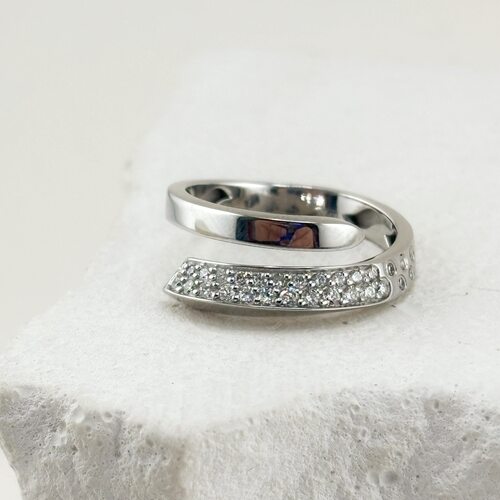 Кольцо с бриллиантами из белого золота 585 пробы арт. 01-00039-03-001-01-03