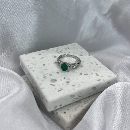 Кольцо с изумрудом и бриллиантами из белого золота 585 пробы