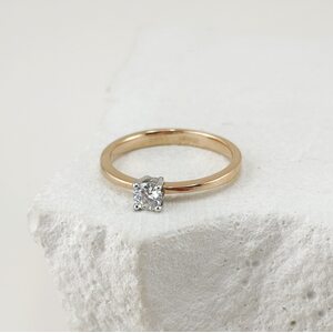 Кольцо с бриллиантом из золота 585 пробы