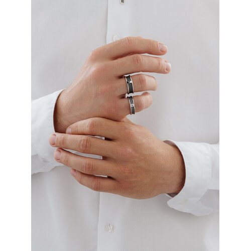 Кольцо с черным бриллиантом из серебра 925 пробы