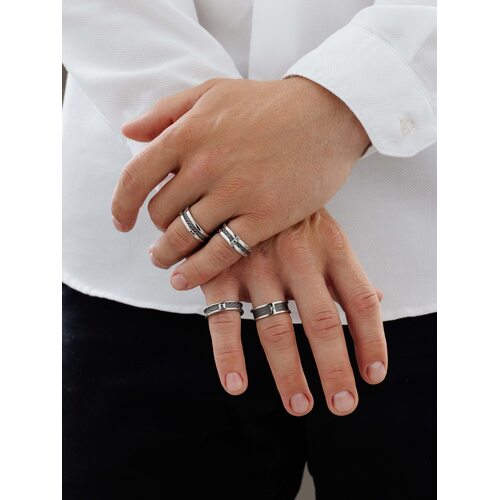 Кольцо с черным бриллиантом из серебра 925 пробы