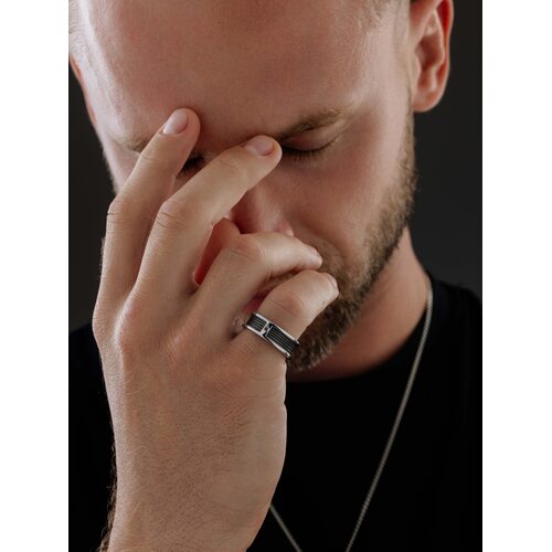 Кольцо с черным бриллиантом из серебра 925 пробы