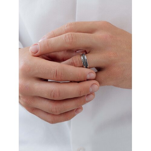 Кольцо с черным бриллиантом из серебра 925 пробы