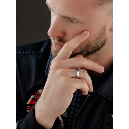 Кольцо с черным бриллиантом из серебра 925 пробы