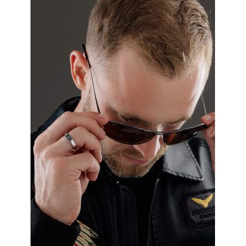 Кольцо с черным бриллиантом из серебра 925 пробы