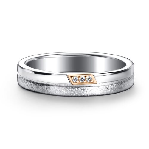 Кольцо с бриллиантом и золотой вставкой из серебра 925 пробы