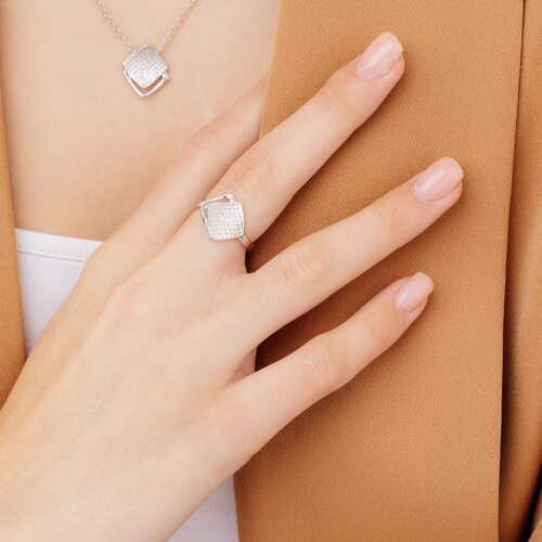 Кольцо с бриллиантом из серебра 925 пробы