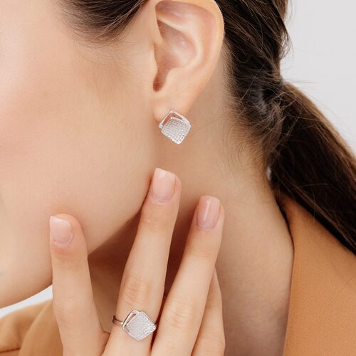 Кольцо с бриллиантом из серебра 925 пробы