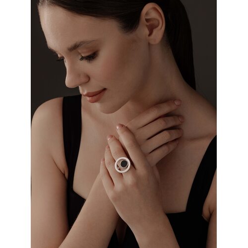 Кольцо с ониксом из серебра 925 пробы