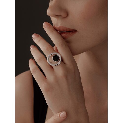 Кольцо с ониксом из серебра 925 пробы