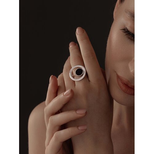 Кольцо с ониксом из серебра 925 пробы