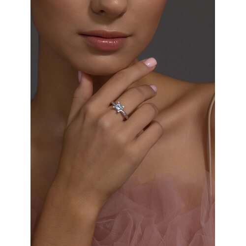 Кольцо с топазом и фианитами из серебра 925 пробы