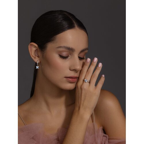 Кольцо с топазом и фианитами из серебра 925 пробы