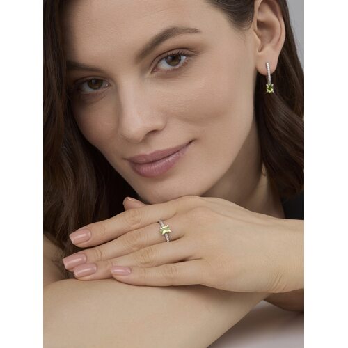 Кольцо с хризолитом и фианитами из серебра 925 пробы