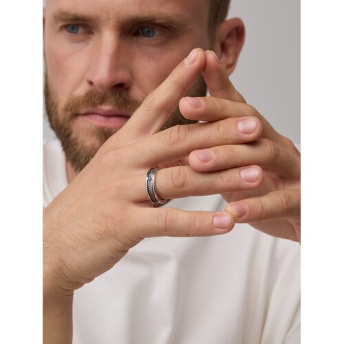 Кольцо с черным бриллиантом из серебра 925 пробы