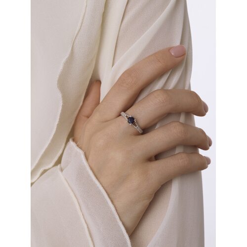 Кольцо с сапфиром и фианитами из серебра 925 пробы