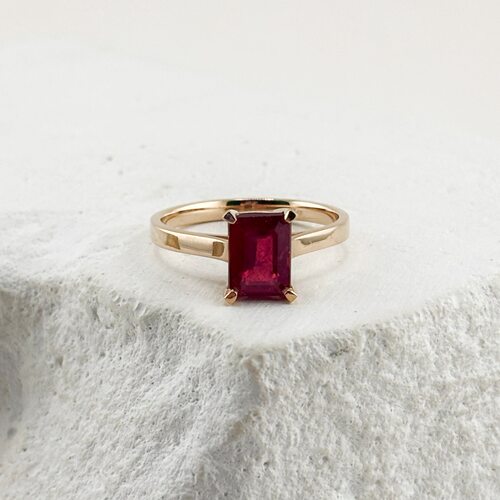 Кольцо с рубином из золота 585 пробы
