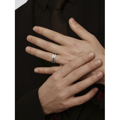 Кольцо с черными бриллиантами из белого золота 585 пробы