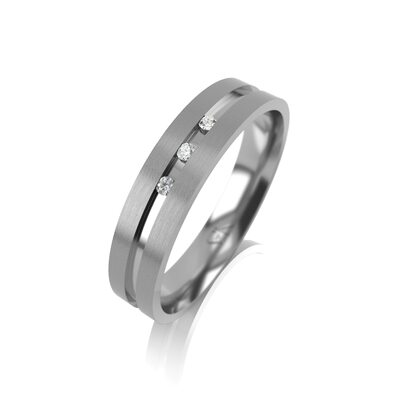 Кольцо обручальное с фианитами из серебра 925 пробы