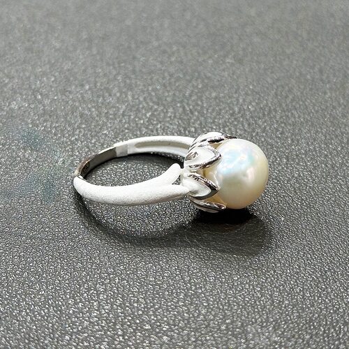 Кольцо с жемчугом и эмалью из серебра 925 пробы