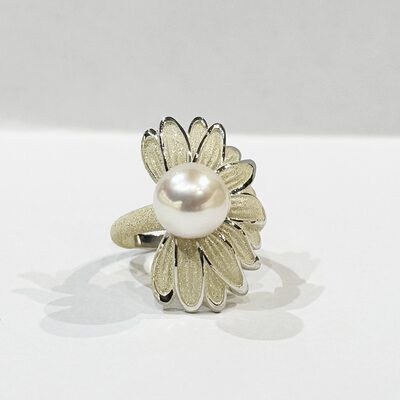 Кольцо "Цветок" с жемчугом и эмалью из серебра 925 пробы с позолотой