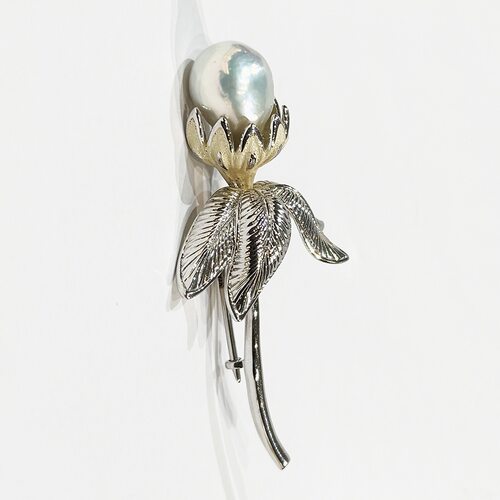 Брошь с жемчугом и эмалью из серебра 925 пробы