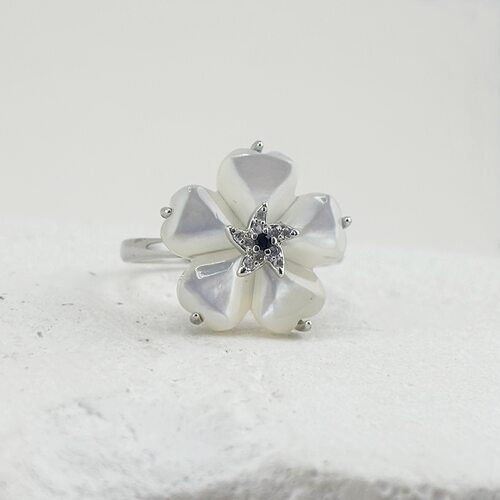 Кольцо "Цветок" с перламутром, фианитами и шпинелью из серебра 925 пробы