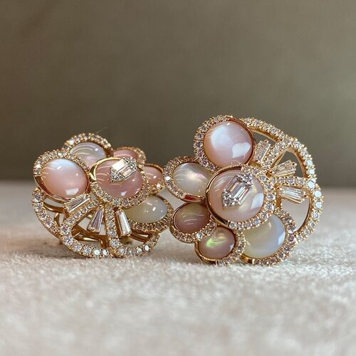 Серьги "Цветы" с перламутром и бриллиантами из золота 585 пробы