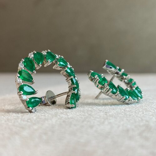 Серьги с изумрудами и бриллиантами из белого золота 585 пробы