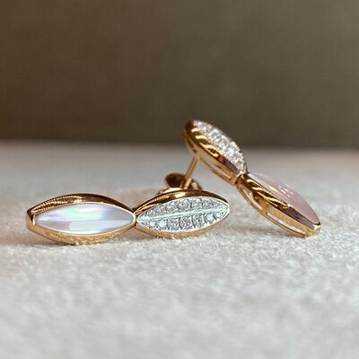 Серьги с перламутром и бриллиантами из золота 585 пробы