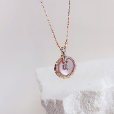 Колье с бриллиантами и перламутром из золота 585 пробы