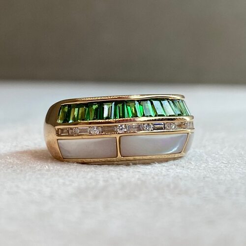 Кольцо с бриллиантами, цаворитами и перламутром из золота 585 пробы