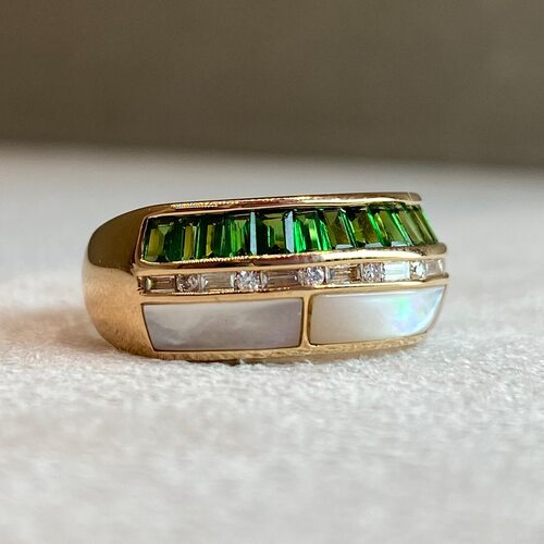 Кольцо с бриллиантами, цаворитами и перламутром из золота 585 пробы