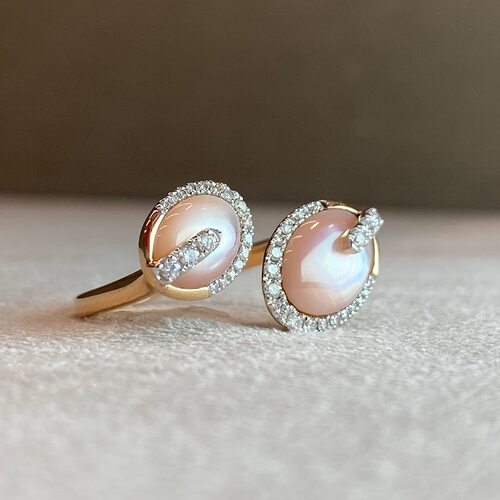 Кольцо с перламутром и бриллиантами из золота 585 пробы