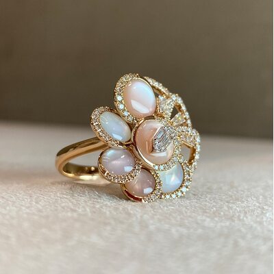 Кольцо "Цветок" с перламутром и бриллиантами из золота 585 пробы