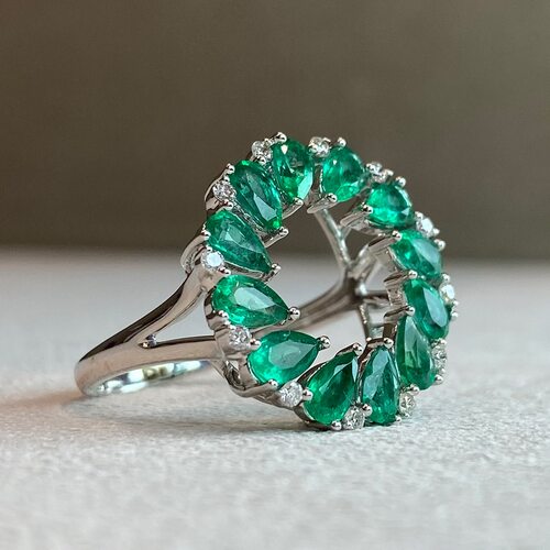 Кольцо с изумрудами и бриллиантами из золота 585 пробы