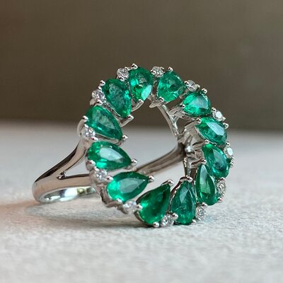 Кольцо с изумрудами и бриллиантами из золота 585 пробы