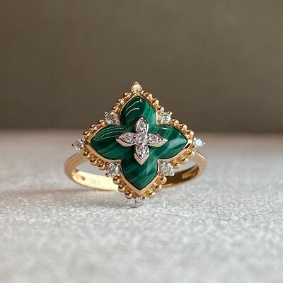 Кольцо "Цветок" с малахитом и бриллиантами из золота 585 пробы