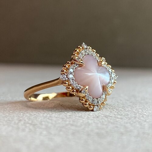 Кольцо "Клевер" с перламутром и бриллиантами из золота 585 пробы