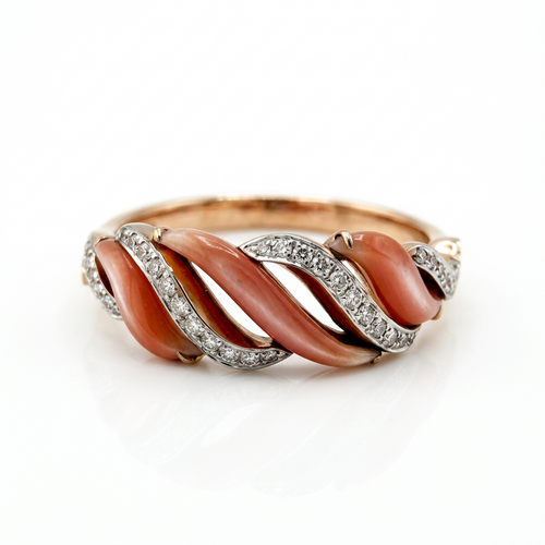 Кольцо с перламутром и бриллиантами из золота 585 пробы