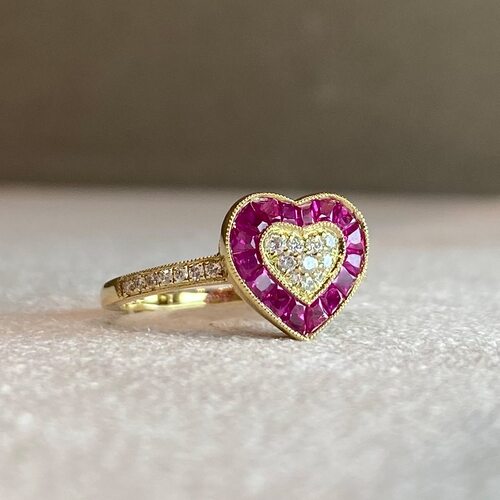 Кольцо "Сердце" с рубинами и бриллиантами из желтого золота 585 пробы