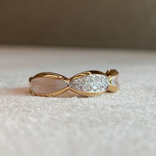 Кольцо с бриллиантами и перламутром из золота 585 пробы