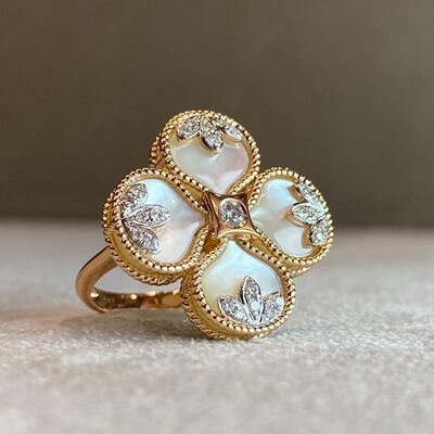 Кольцо "Цветок" с перламутром и бриллиантами из золота 585 пробы
