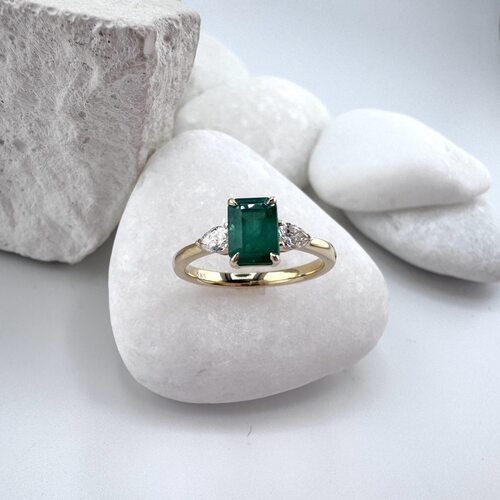 Кольцо с изумрудом и бриллиантами из золота 585 пробы