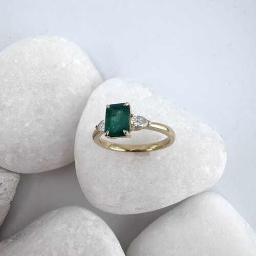 Кольцо с изумрудом и бриллиантами из золота 585 пробы