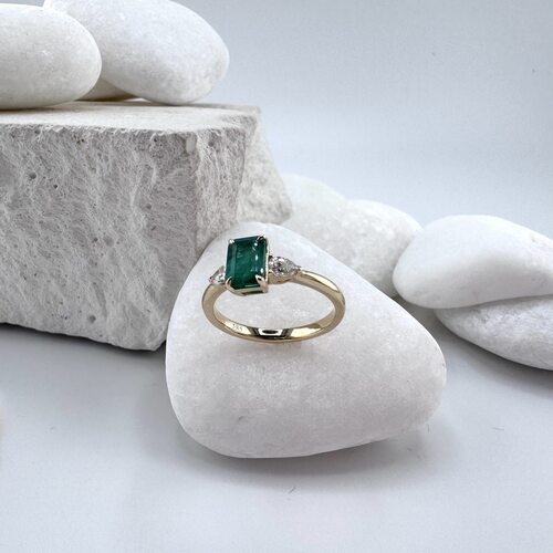 Кольцо с изумрудом и бриллиантами из золота 585 пробы