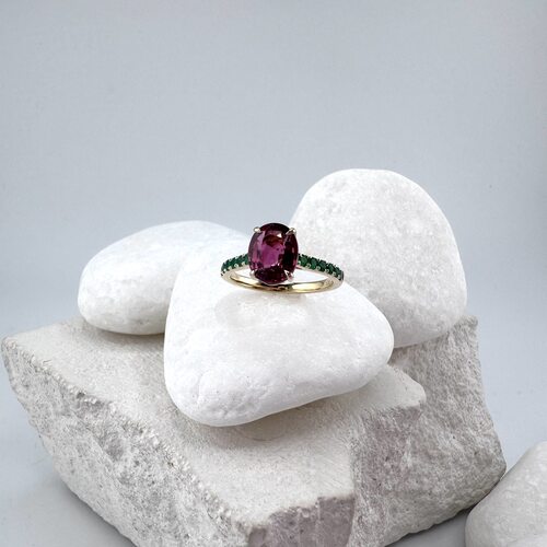 Кольцо с турмалином и изумрудами из золота 585 пробы